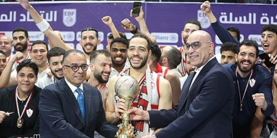 شيكابالا يحتفل مع لاعبى الزمالك بكأس مصر لكرة السلة.. صور