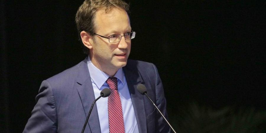 كيف تحوّلت الأزمات الدولية إلى درع يحمي رئيس وزراء إسبانيا؟