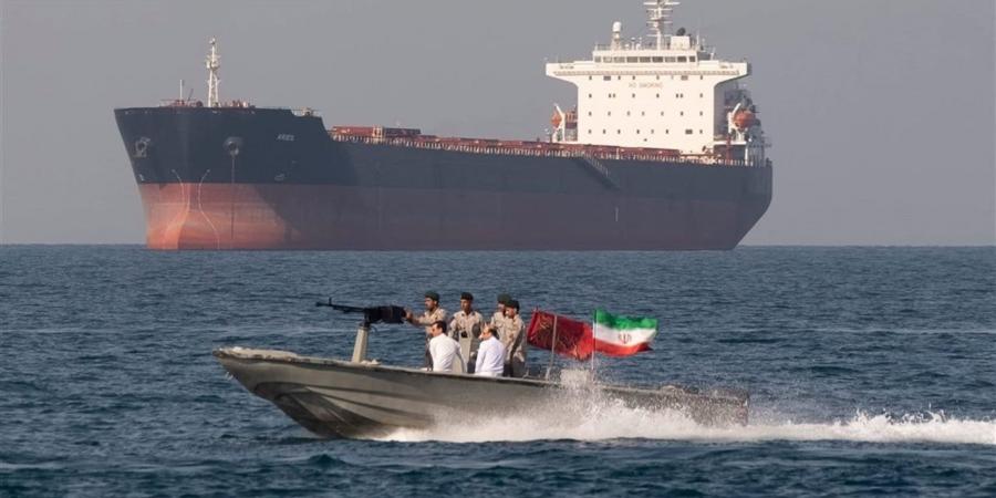 العقود الآجلة لداو جونز تتأهب للتداول وسط توتر مضيق هرمز