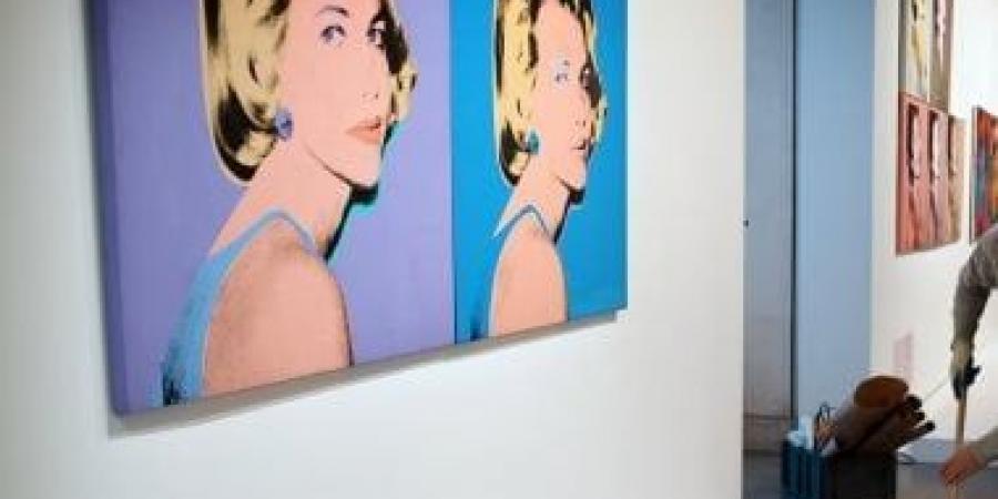 الشرطة الإيطالية تصادر 143 عملا مزيفا لفنانين منهم آندى وارهول وبانكسى