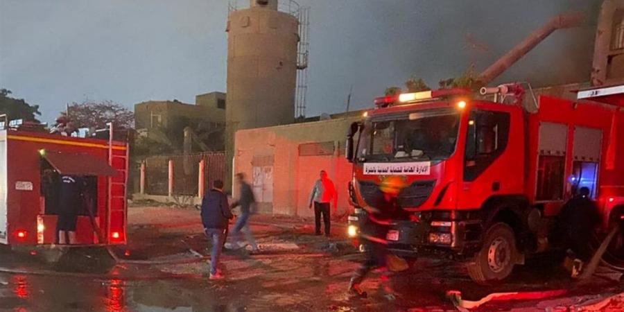 استمرار عمليات تبريد حريق مصنع أخشاب بالمرج.. والنيابة تحقق في الأسباب