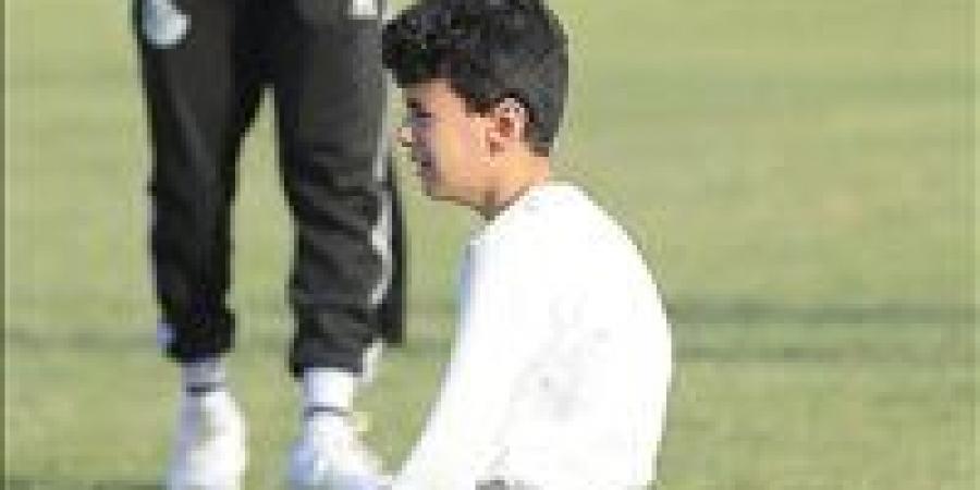 في نوبة بكاء حاد.. نجل مدرب شباب سمنود يشارك والده الحزن علي ضياع الصعود للقسم الثالث