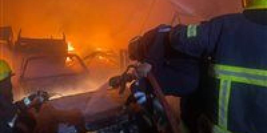 نيران تلتهم مصنعًا كاملًا.. المعاينة: خسائر بالملايين في حريق المرج
