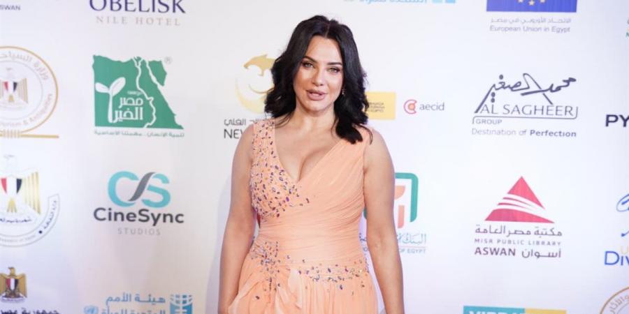 سولاف فواخرجي بإطلالة جريئة وليلى علوي بالوردة في افتتاح مهرجان أسوان لسينما المرأة