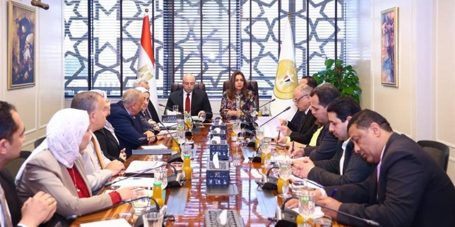 وزيرة البيئة تتابع مع محافظ الفيوم موقف خطة إعادة التوازن البيئي ببحيرة قارون