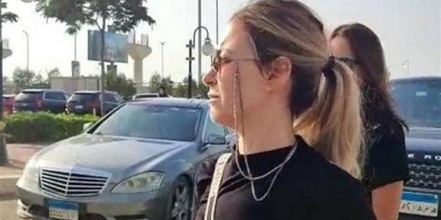 نجوم الفن يودّعون والد منة شلبي.. حضور واسع ورسائل مؤثرة في جنازة الراحل