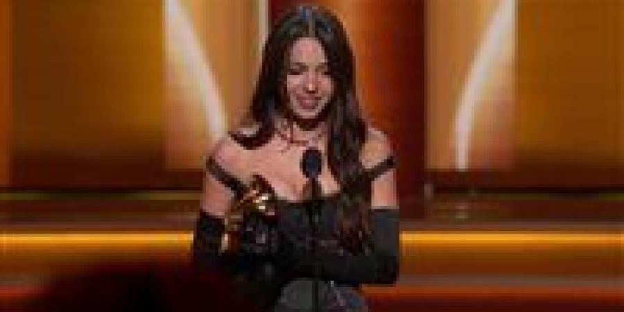 مطربة أمريكية تزين قميص برشلونة في مواجهة ريال مدريد بالكلاسيكو الإسباني