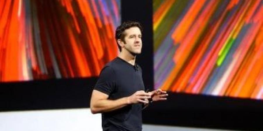 من هو جون تيرنوس الرئيس التنفيذى الجديد لشركة آبل؟