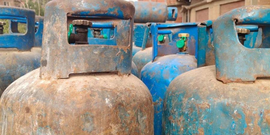 ضبط 2186 عبوة غذائية و5 أطنان زيت هالك في الغربية