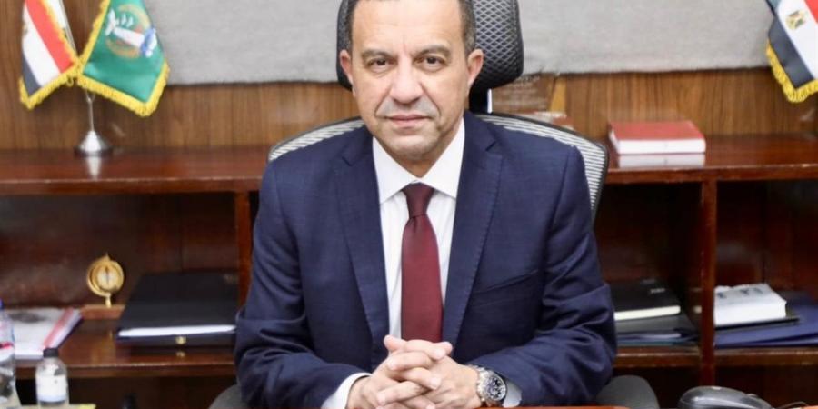 محافظ المنوفية يواصل تسليم عقود تقنين أراضي أملاك الدولة ويؤكد: حسم الملف ودعم الجادين