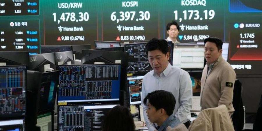 تباين الأسهم الآسيوية وسط ترقب لتطورات الصراع الأمريكي الإيراني