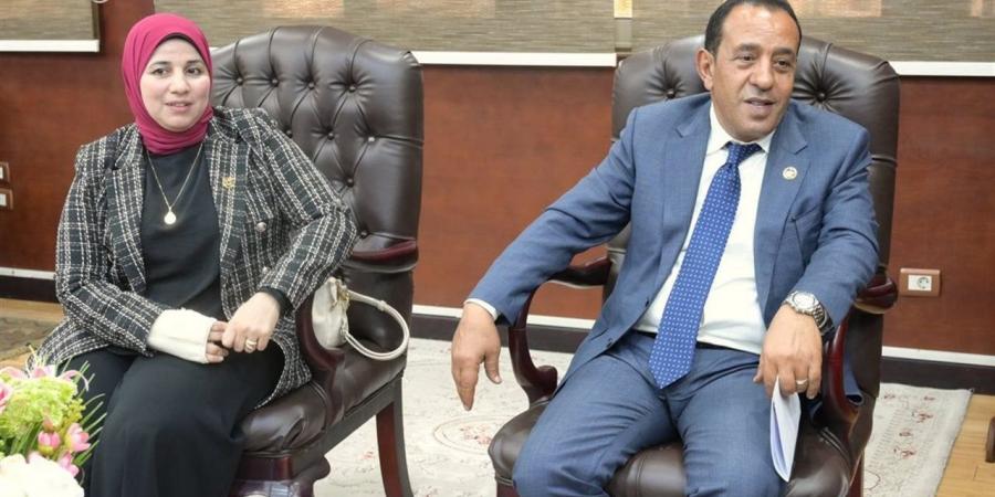 محافظ الغربية يشدد على تطوير العملية التعليمية واستكمال مشروعات الطرق والرصف