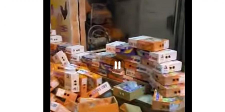 هرم الرنجة.. تاجر يستعرض الصناديق الفارغة بعد شم النسيم (فيديو)