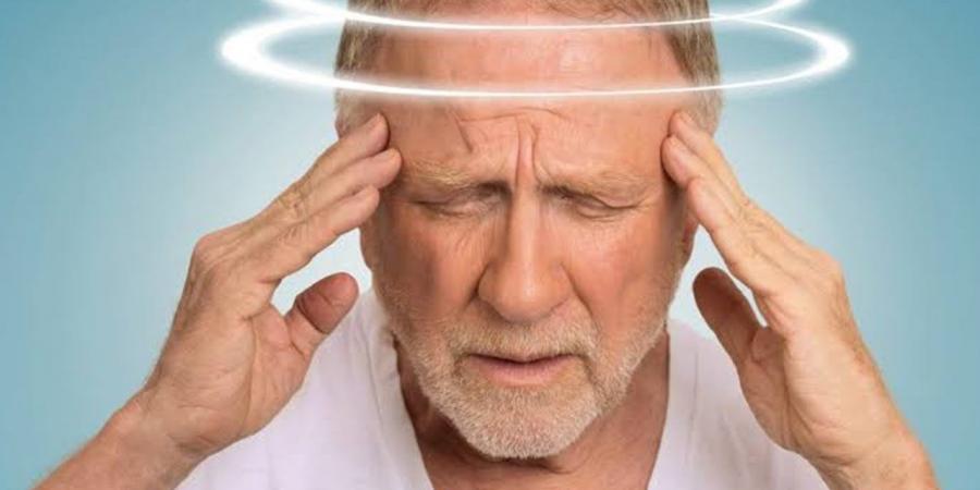 الدوخة عند الوقوف المفاجئ.. عرض بسيط أم مؤشر خطر؟