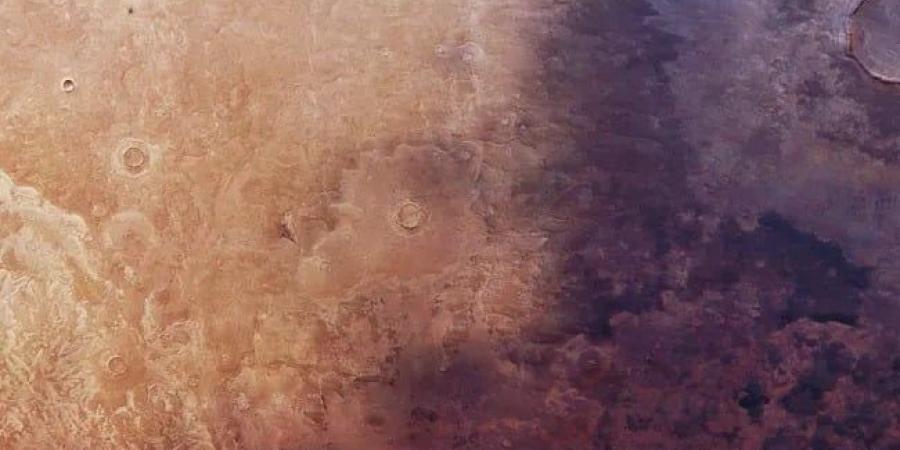 صور مركبة فضائية تُظهر رمادًا بركانيًا قديمًا يتطاير عبر سطح المريخ