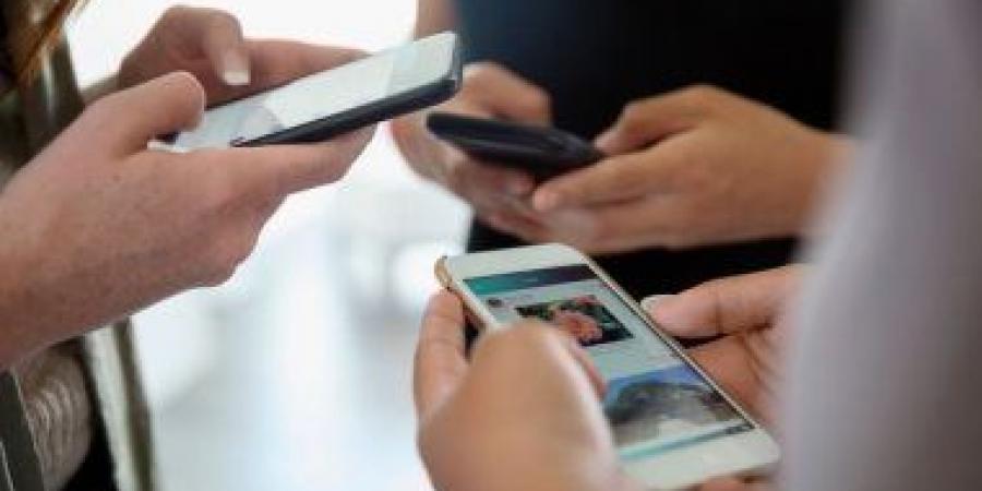 لماذا تفشل بعض الهواتف القديمة فى تحديث الساعة تلقائيًا؟