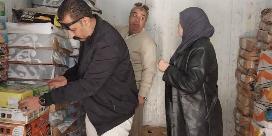 ضبط كميات كبيرة من السلع الغذائية والمبيدات الفاسدة بالغربية