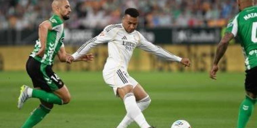 ريال مدريد يتعثر أمام بيتيس ويقرب برشلونة من التتويج بالدوري الإسباني