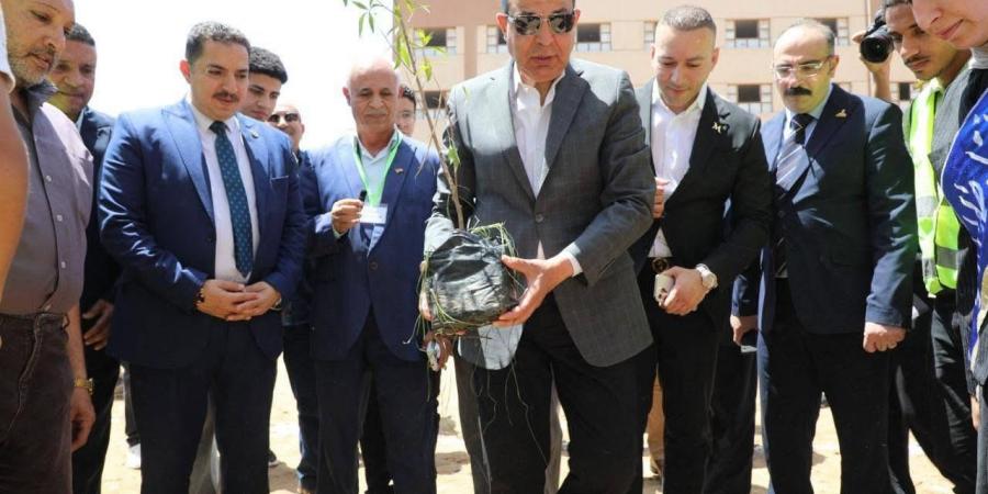 محافظ المنيا يشارك في زراعة 500 شجرة بمجمع مدارس مغاغة