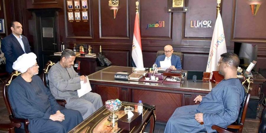 محافظ الأقصر يستقبل أهالي البغدادي ويستمع لمطالبهم