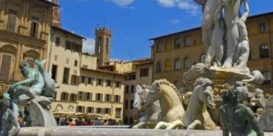 سائحة تتسبب فى أضرار لنافورة نبتون الشهيرة بفلورنسا