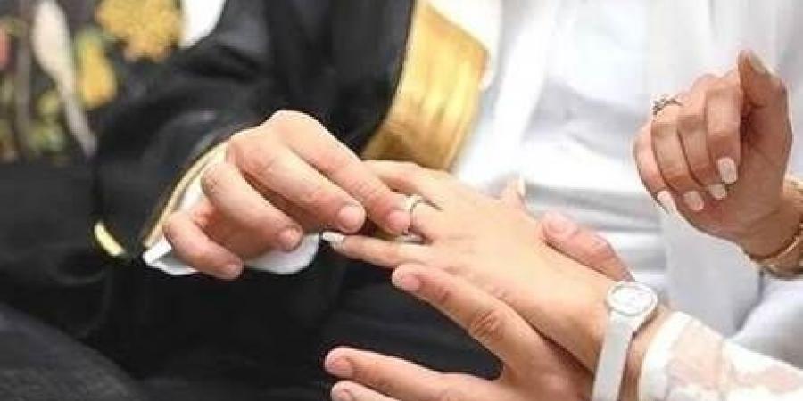 بالصور... مخرج معروف يدخل القفص الذهبي!