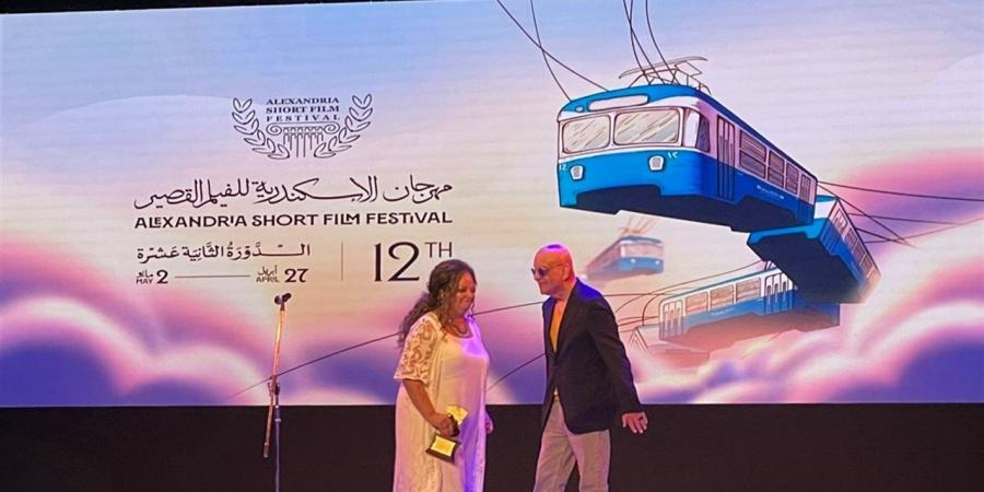 خيري بشارة يسلم تكريم منى ربيع وحسن جاد بافتتاح الإسكندرية للفيلم القصير