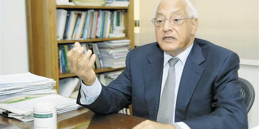 علي الدين هلال: الصحافة لا تزال تحتفظ بدور محوري لا يمكن لوسائل التواصل الاجتماعي أن تحل محله