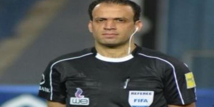 محمد الحنفي مقيما لحكام قمة الأهلي وبيراميدز