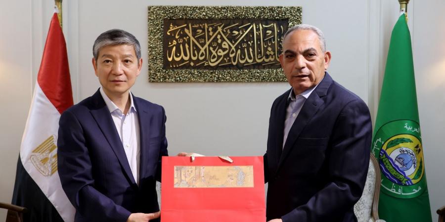 محافظ الإسماعيلية يبحث مع السفير الصيني تعزيز التعاون الاستثماري والتنموي