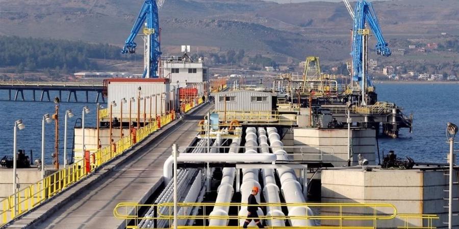 موقع "أكسيوس": طهران تمتلك "مخازن بديلة" تمنع توقف إنتاجها النفطي وتمنحها هامشًا للمناورة