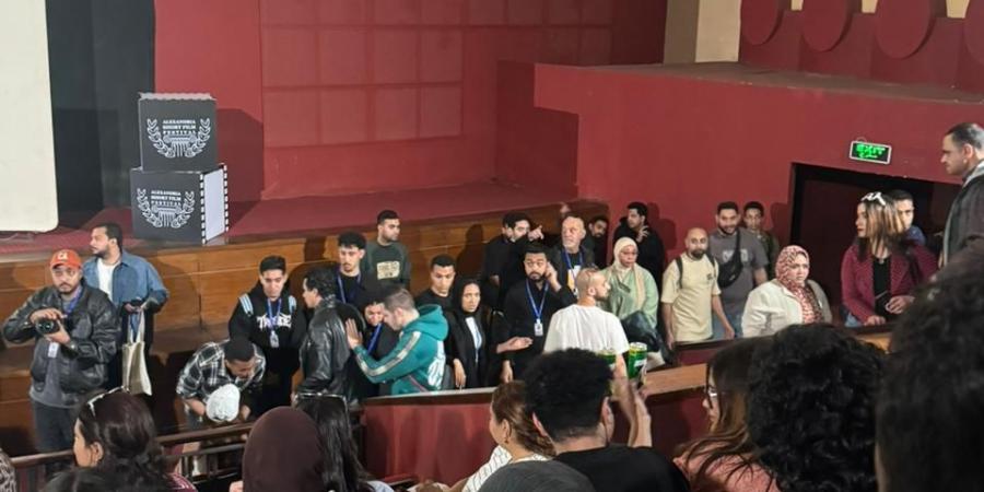 تزاحم كبير وإقبال لافت في افتتاح مهرجان الإسكندرية للفيلم القصير والقاعات تسجل حضورا كاملا