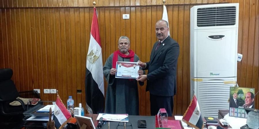 "تعليم بني سويف" تكرم عاملًا ومسؤولي أمن بمدرسة بعد ضبط متسلل بحوزته مسروقات