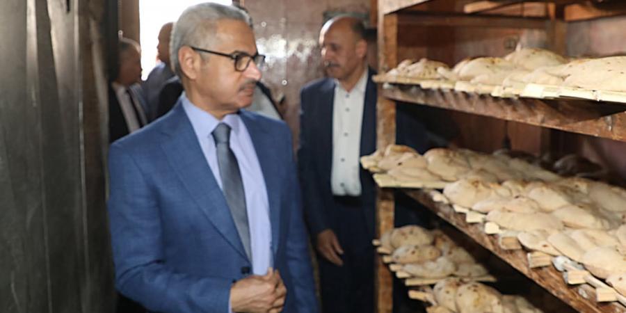 محافظ بني سويف يُفاجئ مخبزًا بإهناسيا ويشدد على توقيع غرامات بعد رصد نقص وزن الرغيف 10 جرام و مخالفات إدارية