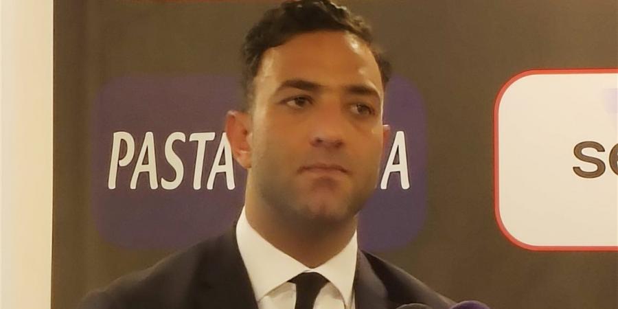 وصول أحمد حسام ميدو لمحكمة الطفل لحضور محاكمة نجله بقضية المخدرات