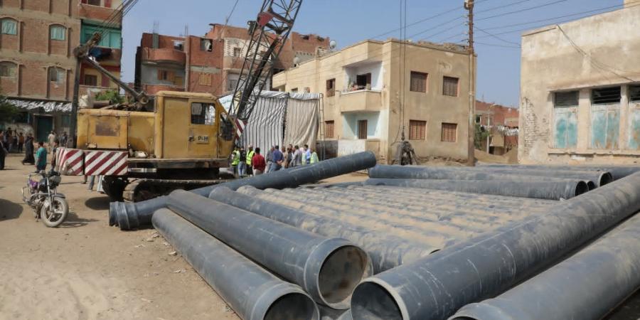 محافظ بني سويف يتفقد سير العمل بمشروع الصرف الصحي بقرية منهرو بنظام المشاركة المجتمعية