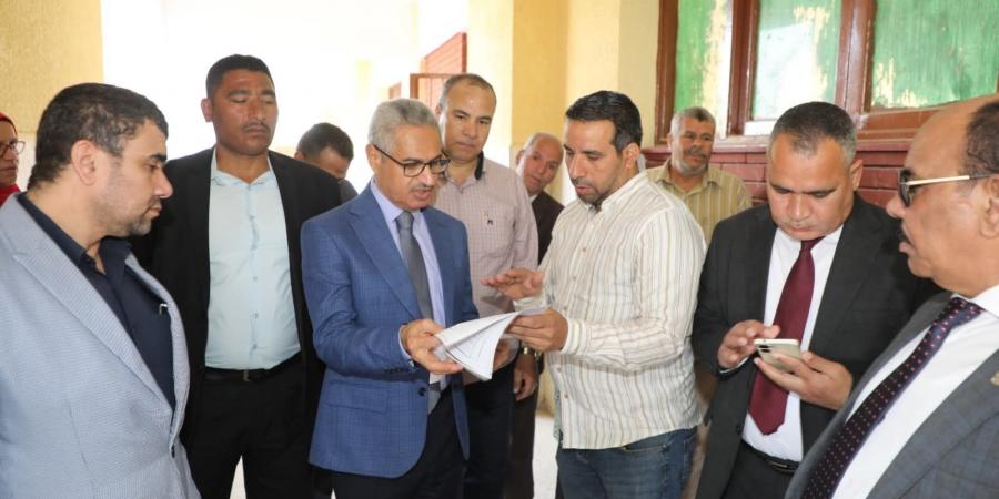 محافظ بني سويف يُفاجئ مدرسة بإهناسيا: الانضباط داخل الفصول أولوية ومتابعة مستمرة للعملية التعليمية