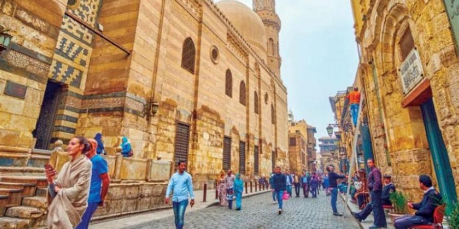 الأسطى دكان «خالد» لتصليح الأنتيكات فى المعز