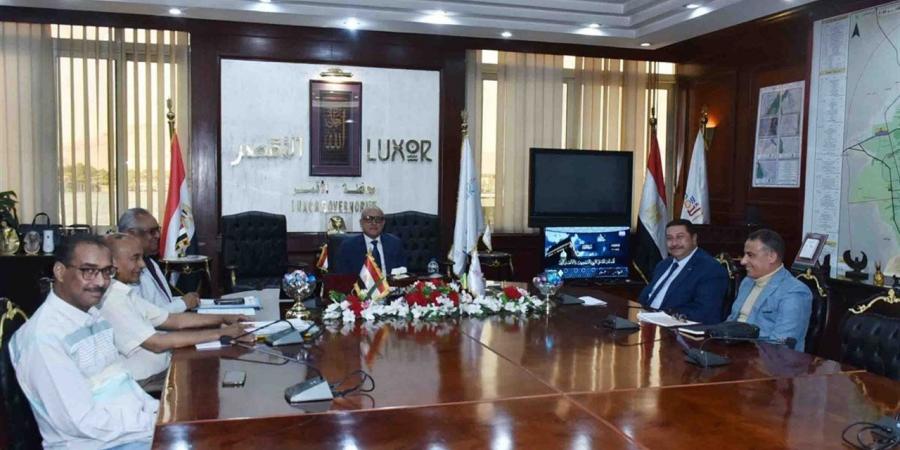 محافظ الأقصر يستقبل وفد جهاز تعمير البحر الأحمر