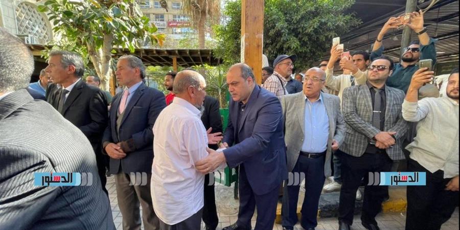 الدكتور محمد الباز يشارك في جنازة الراحل مختار نوح (فيديو)