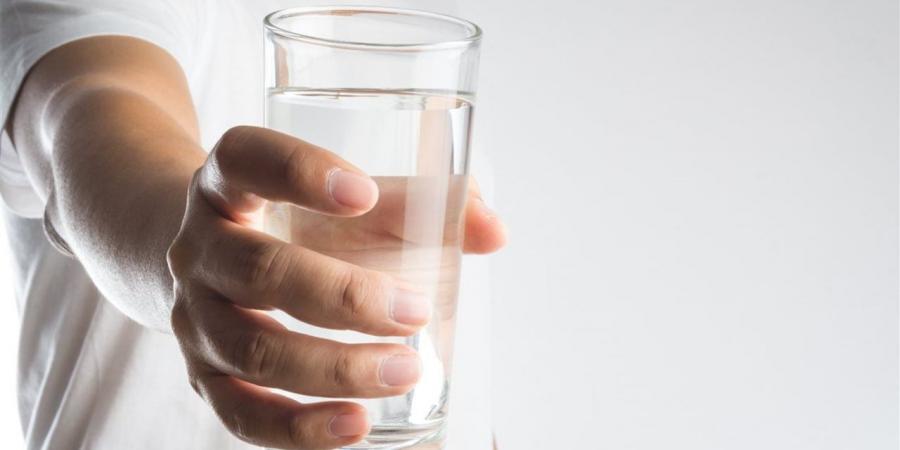 المياه سلاحك الأول.. ماذا يحدث لجسمك عند شرب كمية كافية يوميًا؟