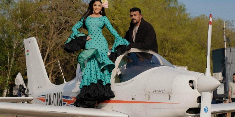 أحمد العوضي ومي عمر يختتمان رحلة "شمشون ودليلة" في أوروبا.. والأخيرة تروج برقصة