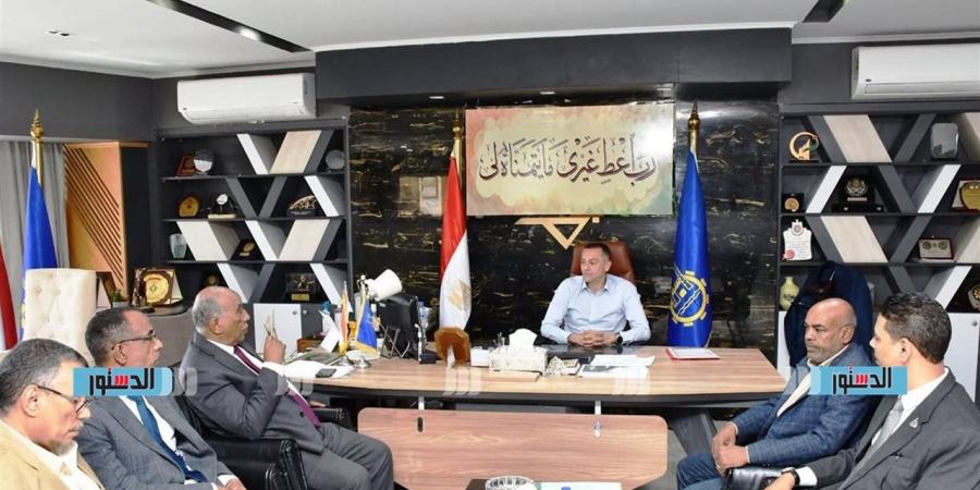 محافظ أسوان: تعزيز جسور التعاون لتلبية مطالب المواطنين ووضع الحلول المناسبة