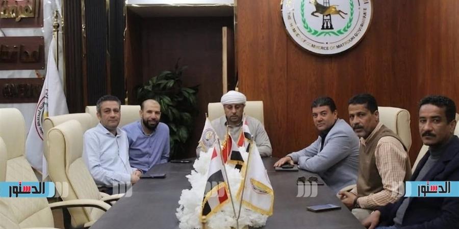 الغرفة التجارية بمطروح تشكل لجنة مشتركة لتقنين أوضاع المحال برأس الحكمة