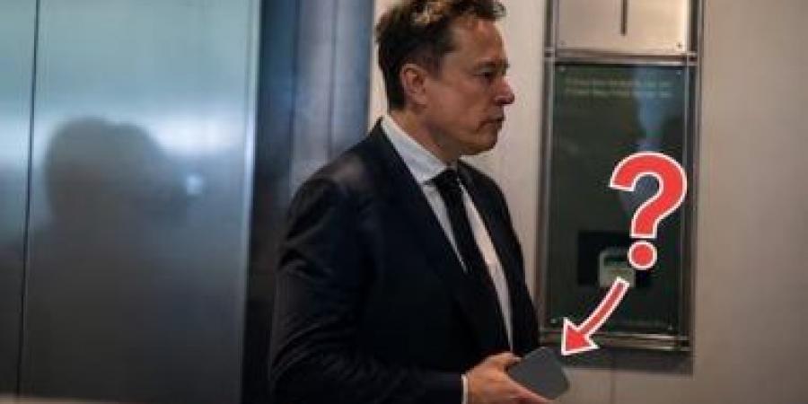 ما نوع هاتف ايلون ماسك أغنى رجل فى العالم؟ صورة تحسم الجدل