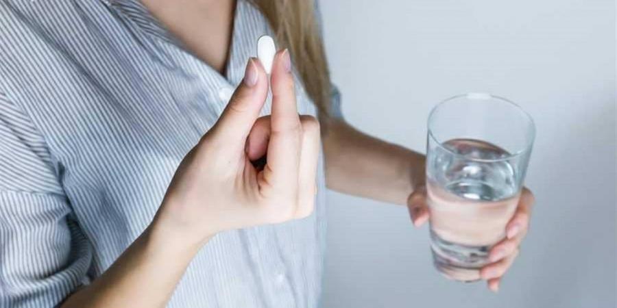 أطباء يحذرون من الإفراط في المسكنات وتأثيرها على الكبد والكلى