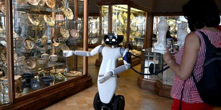 روبوت ذكى يدوم ساعتين.. أحدث مرشد سياحي في قصر إيطالي تاريخى