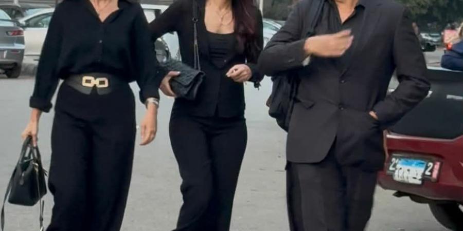 الحزن يسيطر على ليلى الفاروق في عزاء والدها.. صور