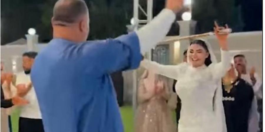 فرحة والد العريس بعروسة ابنه.. رقصة خاصة بينهم (فيديو)