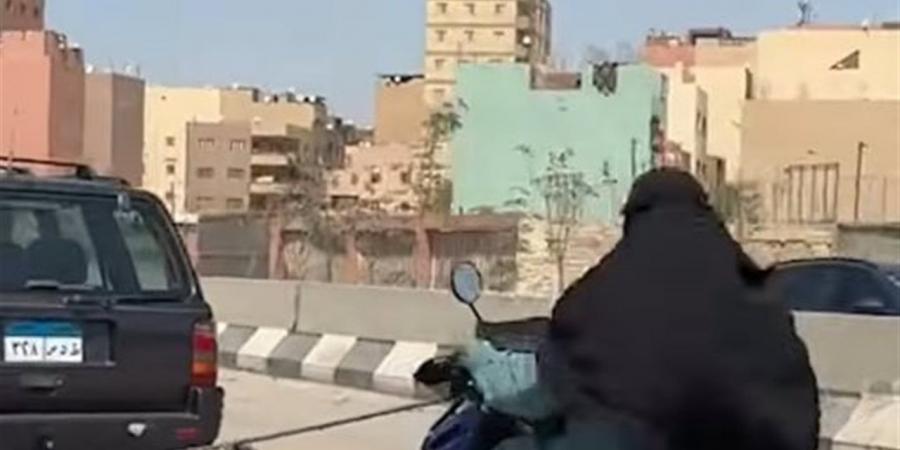 جدعنة المصريين.. منتقبة تقود دراجة نارية على الطريق (فيديو)